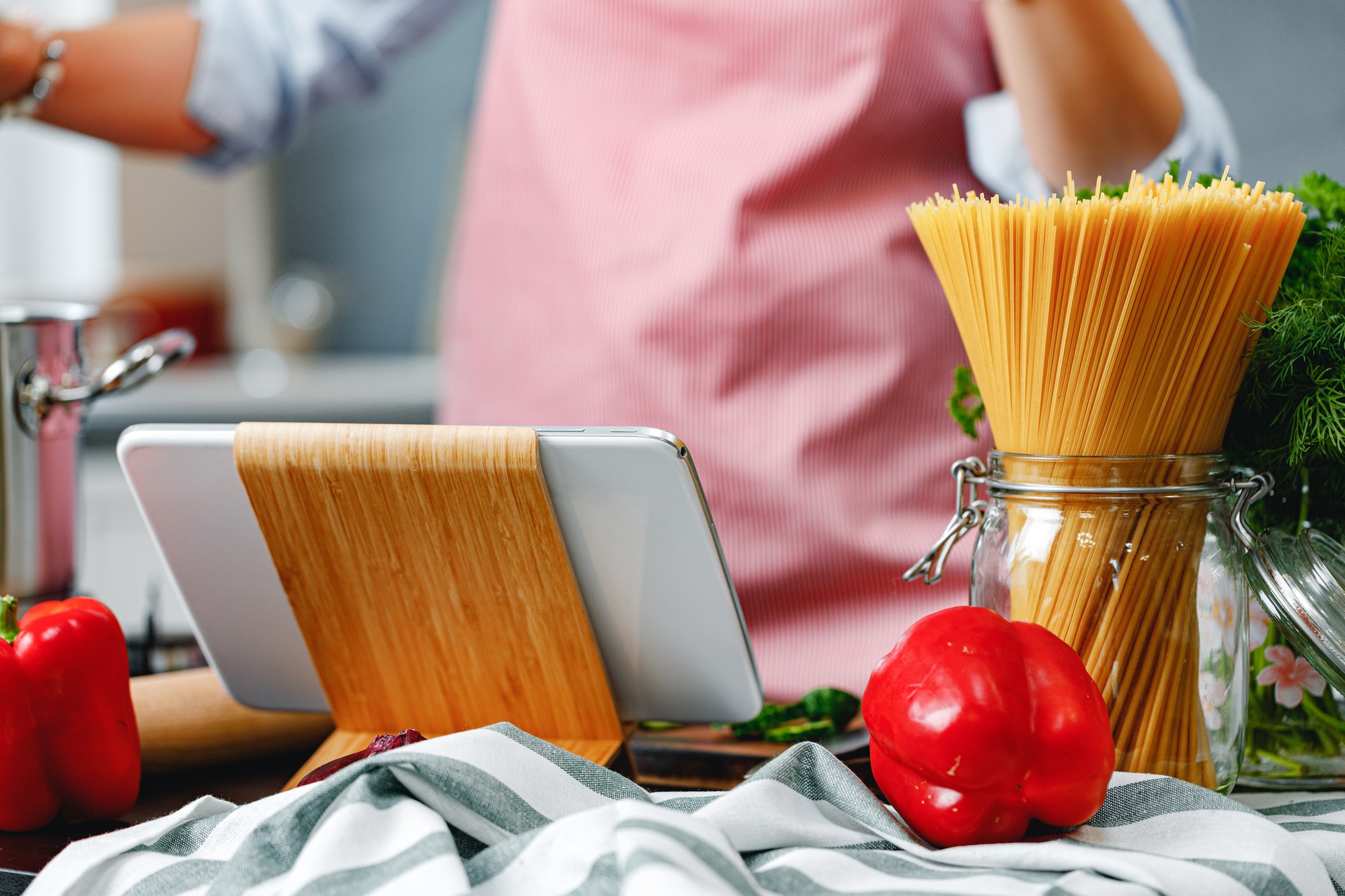 Banco di cucina con strumenti professionali