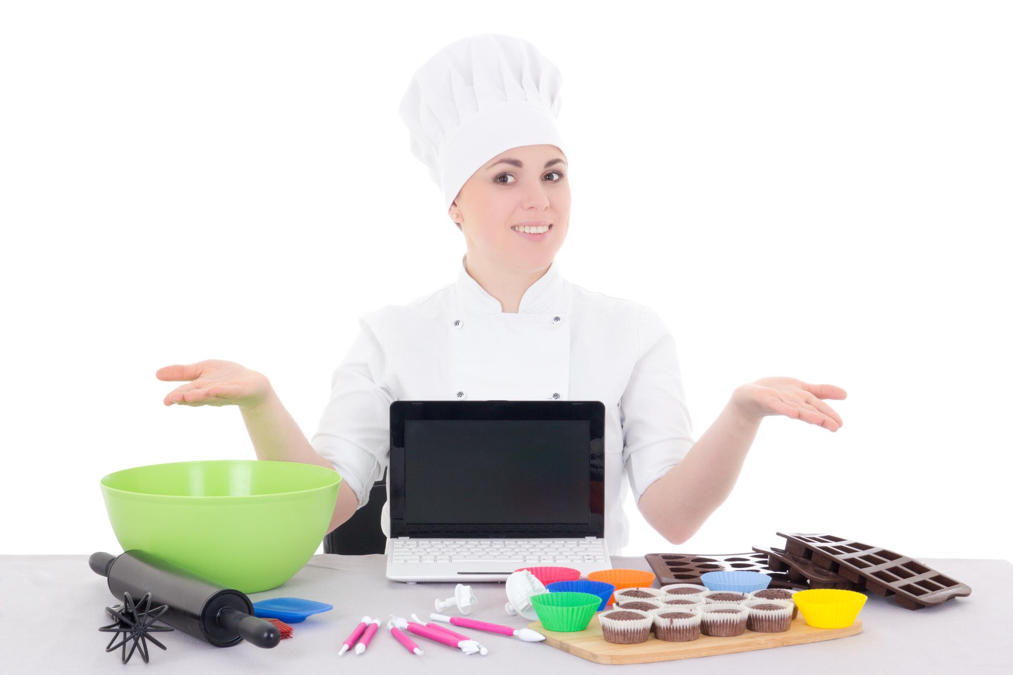 Chef che insegna in cucina online